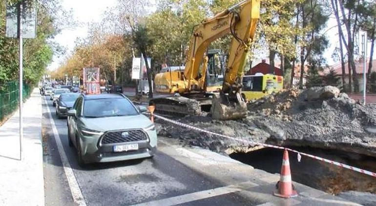 İstanbulda su borusu patladı, trafik kilitlendi