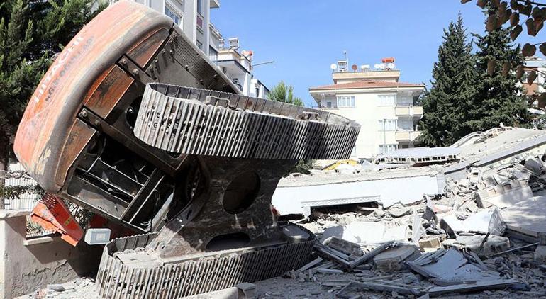 Gaziantepte 5 katlı bina yıkım sırasında çöktü Operatör ölümden döndü