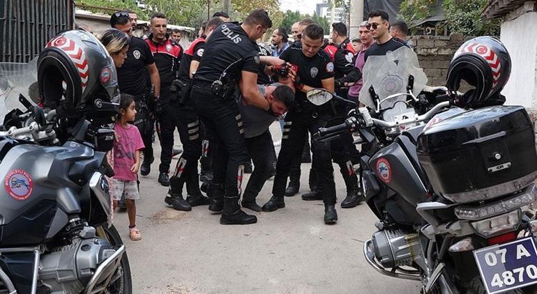 Uyuşturucu ticareti hükümlüsü dehşet saçtı Taksicinin boğazına bıçak dayadı