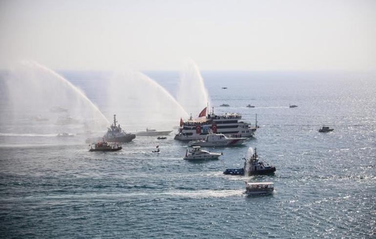 Antalyada denizde Cumhuriyetin 100üncü Yılı kutlaması