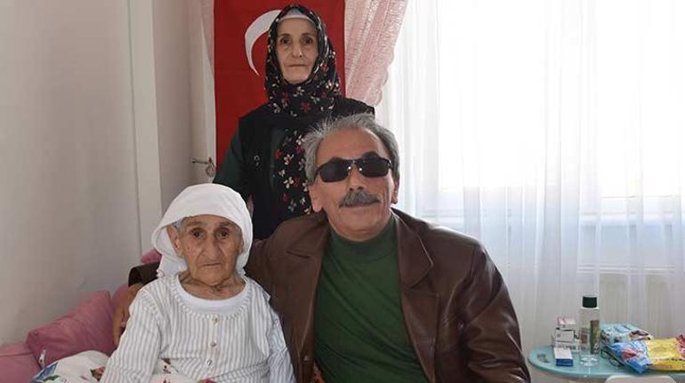 103 yaşındaki Zeynep ninenin Cumhuriyet ve bayrak sevgisi