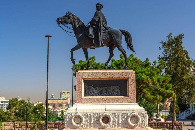 Türkiye’deki en ünlü Atatürk heykellerinde imzası var