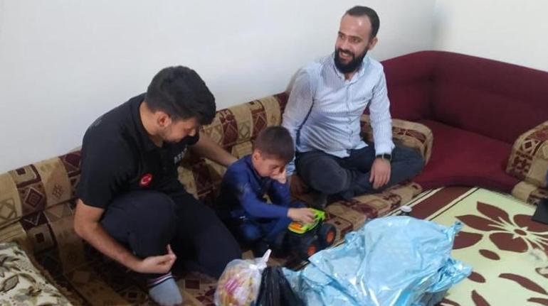 Duygulandıran tesadüf Depremde kurtardıkları çocukla Suriyede karşılaştılar