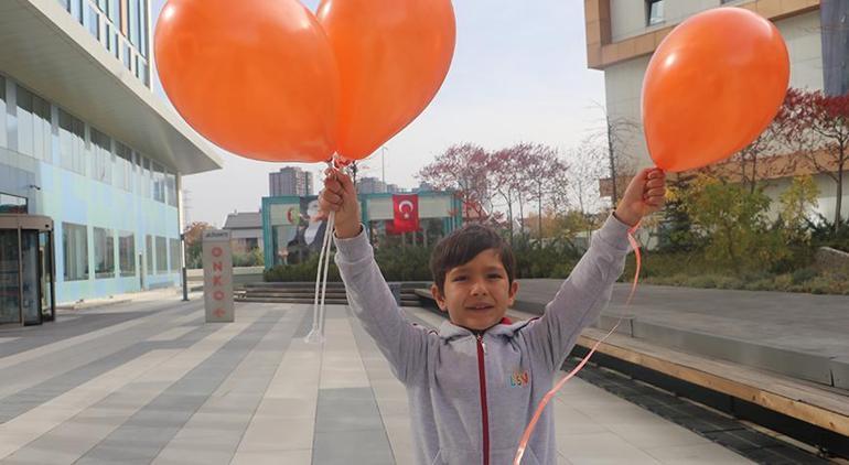 1000 öğrenci, lösemili arkadaşları için turuncu balon uçurdu