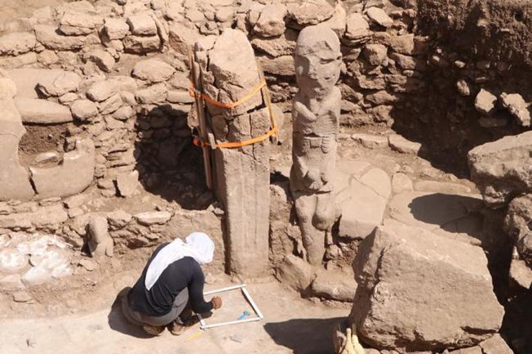 Karahantepedeki insan heykeline kutulu koruma tartışma yarattı