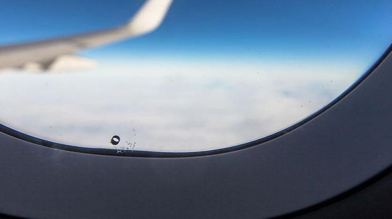 Uçak pencerelerindeki minik deliklerin sırrı Hayat kurtarıyor