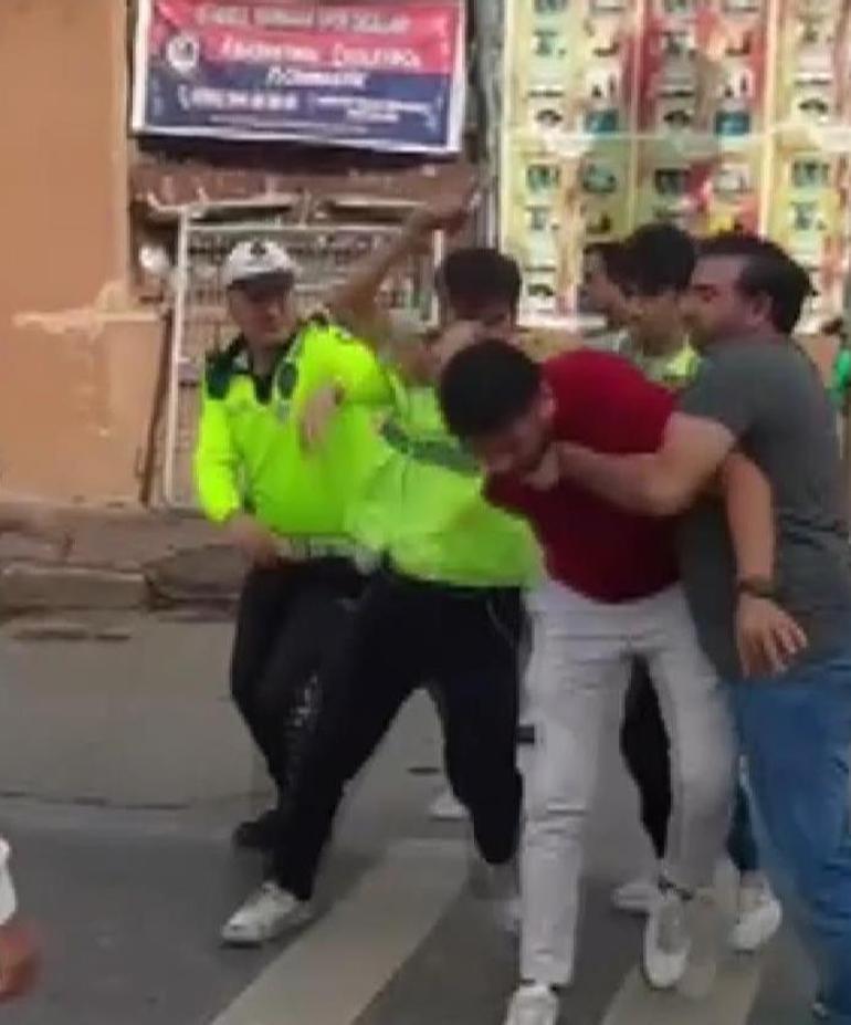 Kadıköyde Fenerbahçe maçı öncesi kavga Caddeyi bariyerle kapatan işçilere saldırdı