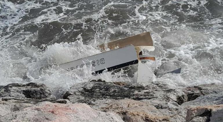 Yetkililer uyardı: Denize açılmayın İki tekne parçalandı