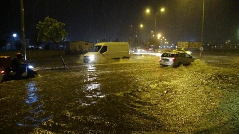 Meteorolojinin uyarılarının ardından Çanakkale’de cadde ve sokaklar göle döndü