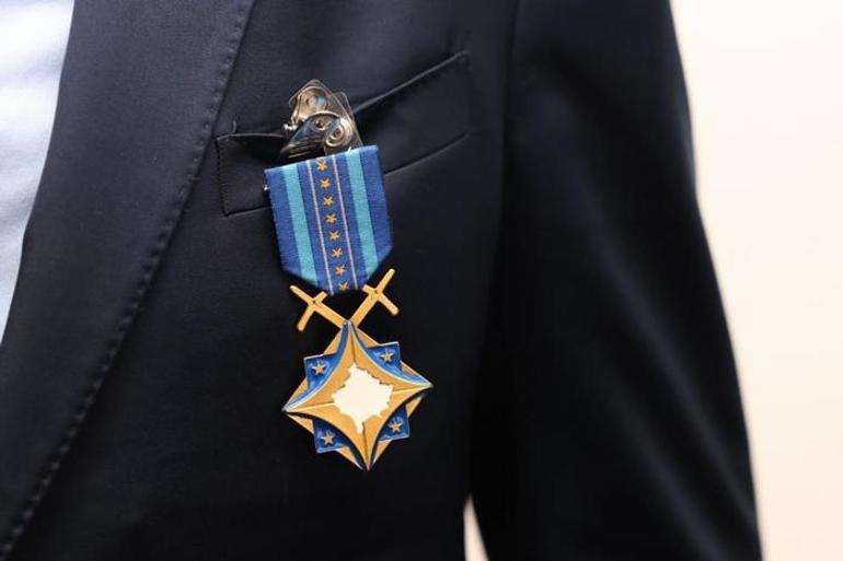 Haluk Bayraktar’a Kosova’da Üstün Hizmet madalyası