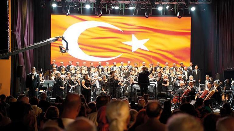 Antalyada Ataya saygı uçuşu Türk Yıldızları nefes kesti