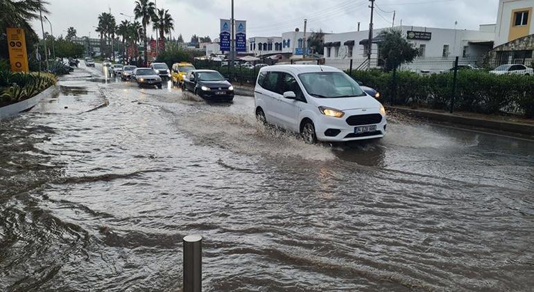 Bodrum’da sağanak yağış Cadde ve sokaklar göle döndü