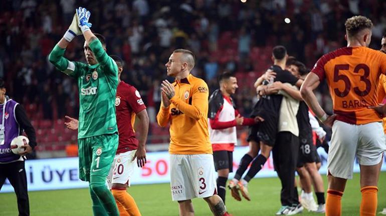 Galatasarayda iki ayrılık birden Teklifler değerlendirilecek