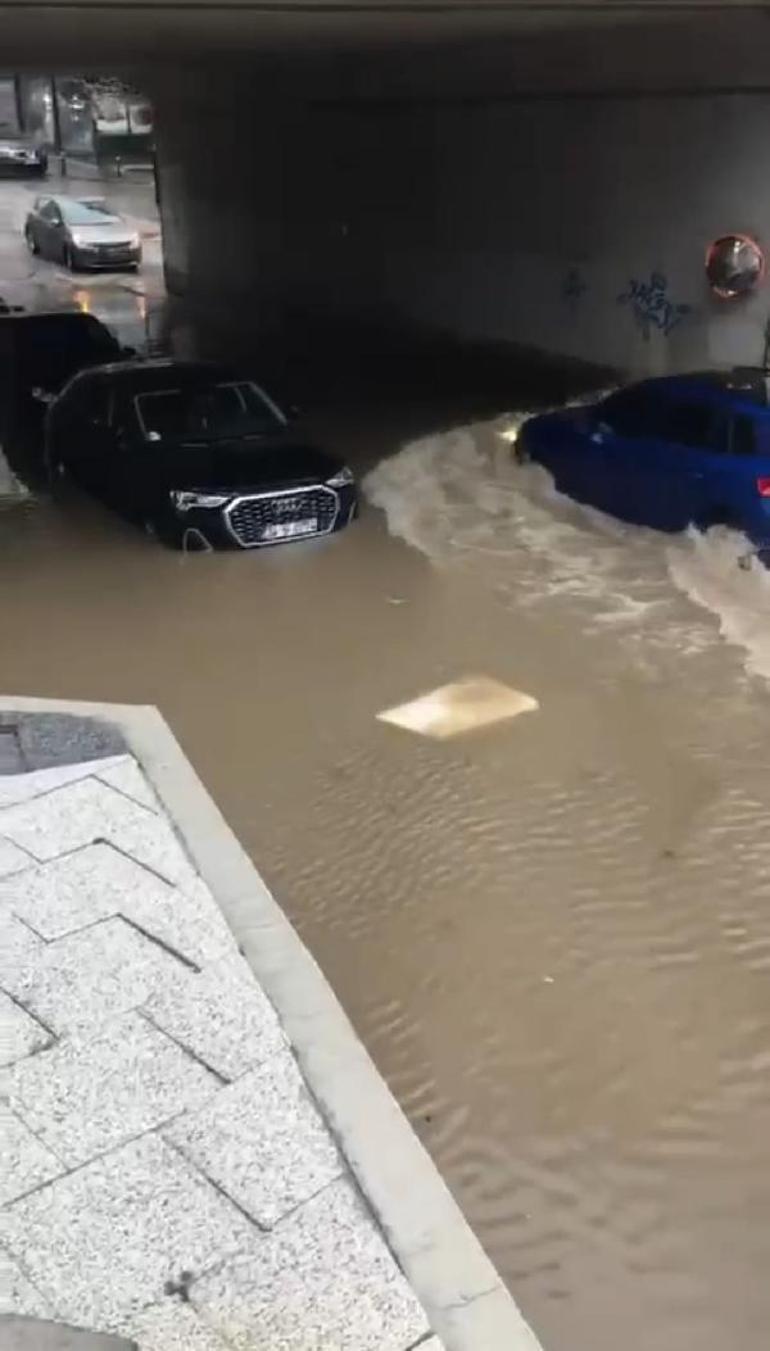 İstanbulu sağanak vurdu: Cadde ve sokaklar göle döndü