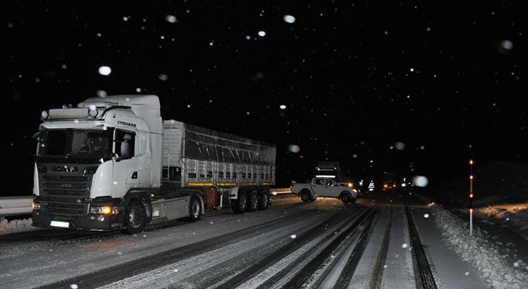 Kars’ta kar esareti Araçlar yolda kaldı