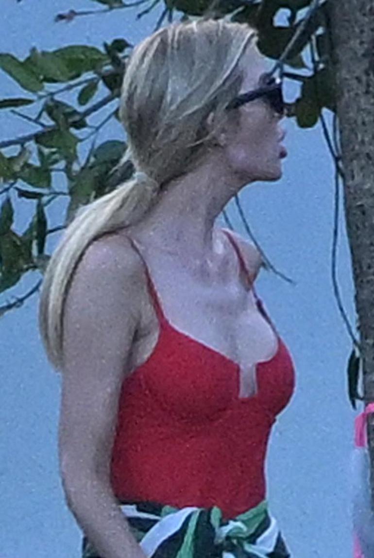 Ivanka Trump, Miamideki malikanesinde Kırmızı mayolu hali Baywatch yıldızına benzetildi