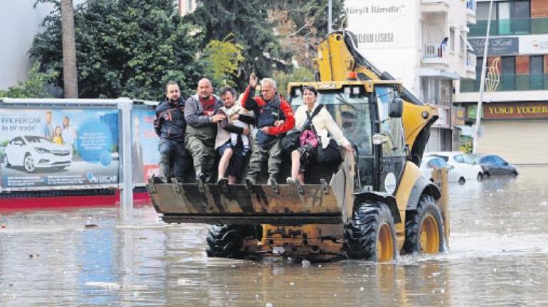 Marmara, Ege ve Karadeniz’e yeni uyarı: Sağanak ve fırtına hayatı felç etti