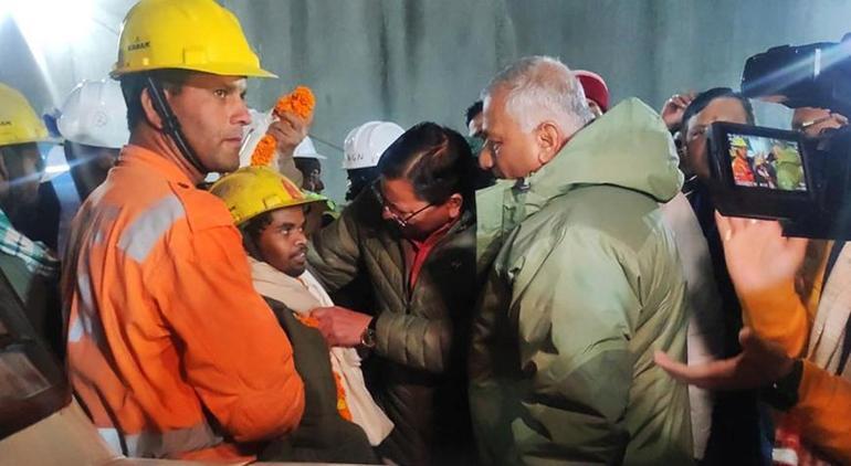 Çöken tünelde mahsur kalmışlardı Hindistanda 17 gün sonra bir mucize yaşandı