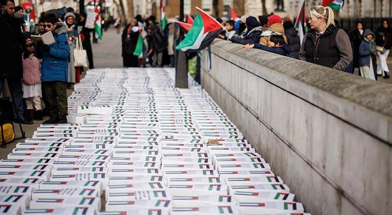 İngilterede tabutlu Gazze protestosu