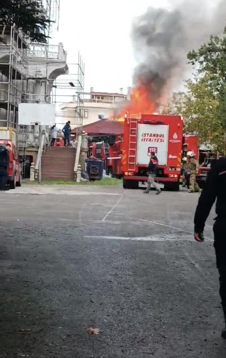 İstanbulda tarihi köşk içerisindeki marangozhanede yangın