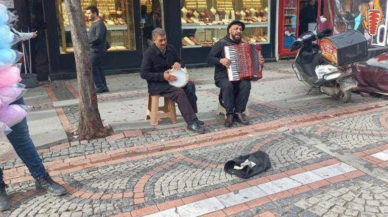 Dilan Polatın Enerji şarkısını bir de sokak sanatçılarından dinleyin