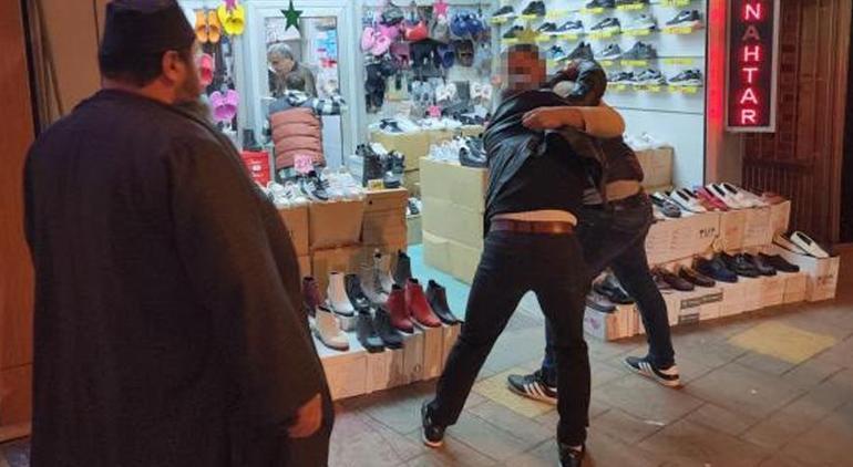 Yolda yürürken saldırıya uğradı Ayakkabı dükkanına sığındı