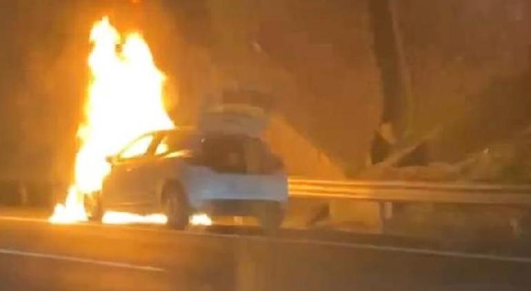 FSM Köprüsünde otomobil alev alev yandı