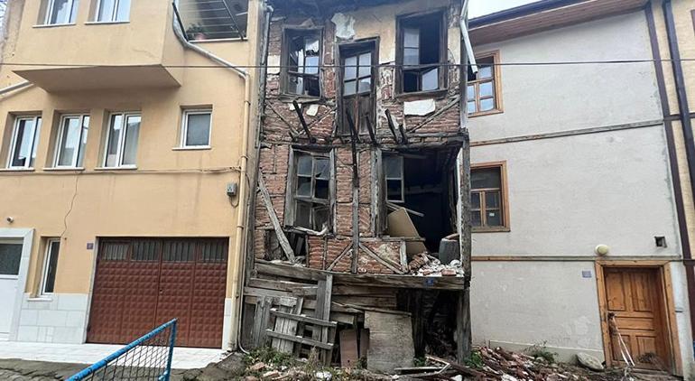Dün meydana gelen 5.1’lik depremde kolonları çatlamıştı Belediye binası tahliye edildi