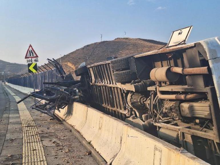 Ankarada servis otobüsü bariyerleri aşıp araziye devrildi