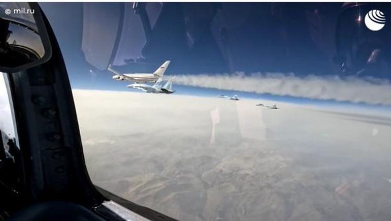 Moskovadan Abu Dabiye füzelerle uçtular Putin Orta Doğuya Su-35lerle indi