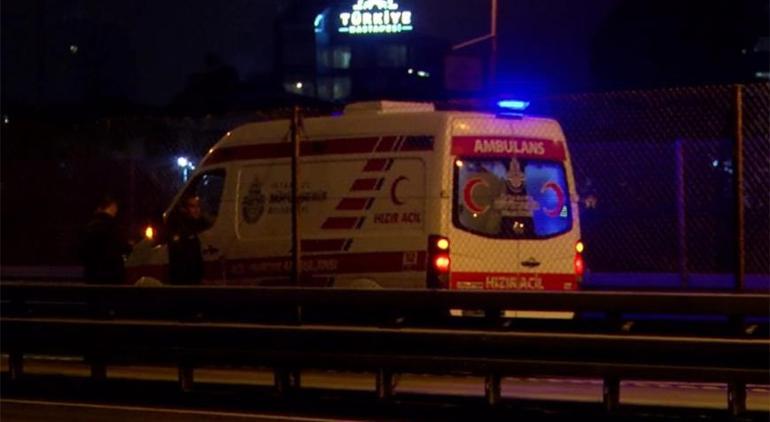 Metrobüs durağa çarptı 1 kişi yaralandı