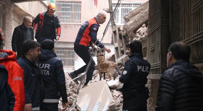 Diyarbakırda ağır hasarlı bina çöktü Arama kurtarma çalışması başlatıldı