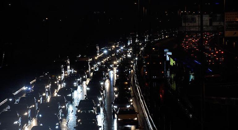 İstanbulda trafik durma noktasına geldi