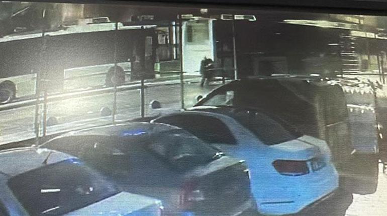 Feci ölüm güvenlik kamerasında  Kayan İETT otobüsünü durdurmaya çalıştı