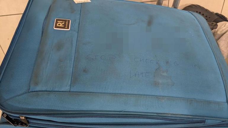 Bebek valizinin üzerinde şoke eden yazı Havalimanındaki sapık kovuldu
