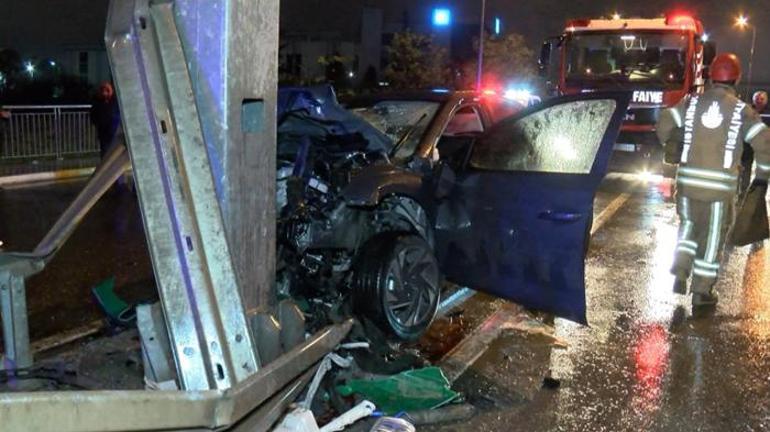 Hız kadranı takılı kaldı Bariyerleri aşan otomobil yön tabelasına çarparak durdu