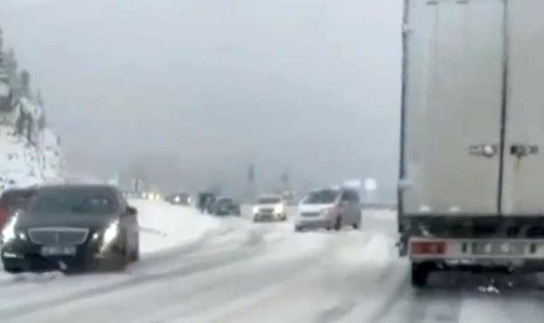 Antalyada kar: Yollar kapalı