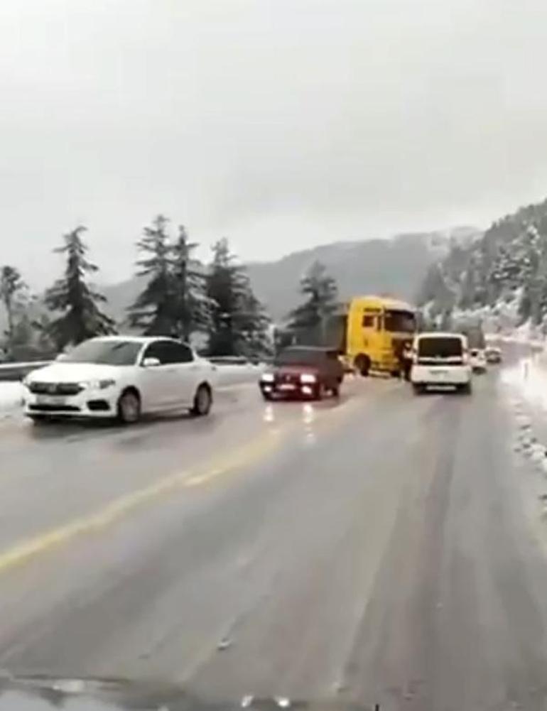 Antalyada kar: Yollar kapalı