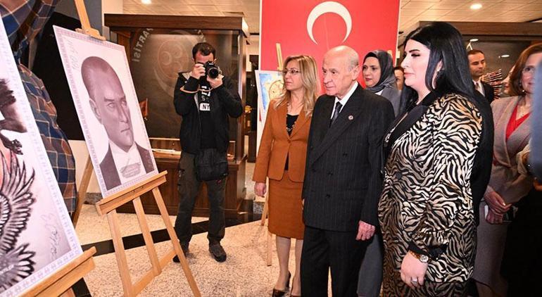 MHP Lideri Bahçeli kara kalem resim sergisine katıldı