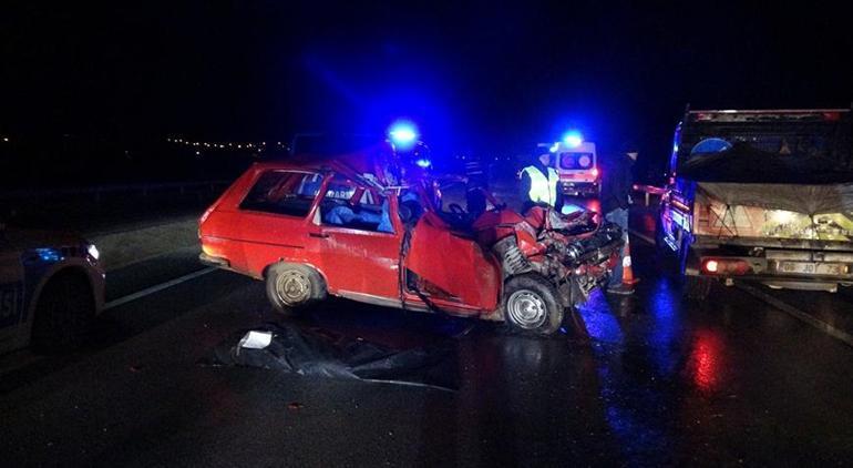 Feci kaza Kamyona arkadan çarpan araçtaki 2 kişi hayatını kaybetti