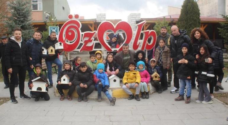 Özalplı öğrencilerden örnek proje 150 kuş evi yaparak çeşitli noktalara bıraktılar