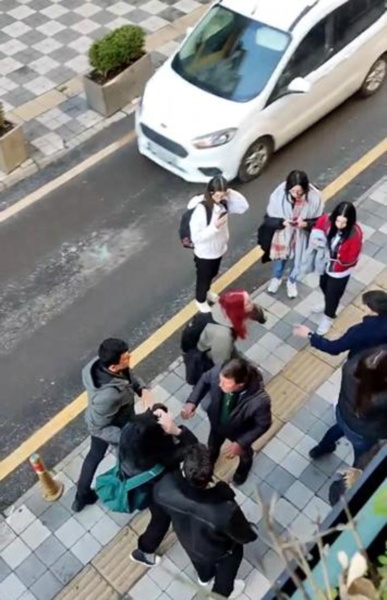 Liseli kızların sokak ortasında saç saça baş başa kavgası