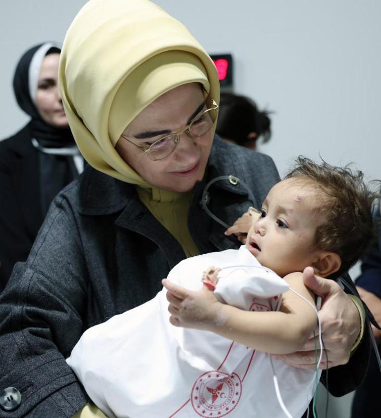 Emine Erdoğan, Türkiyede tedavi gören Filistinli çocukları ziyaret etti