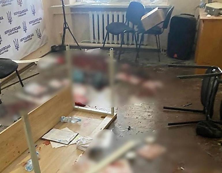 Yerel meclise el bombalı saldırı Odaya girdi cebinden çıkardı, sonrası korkunç