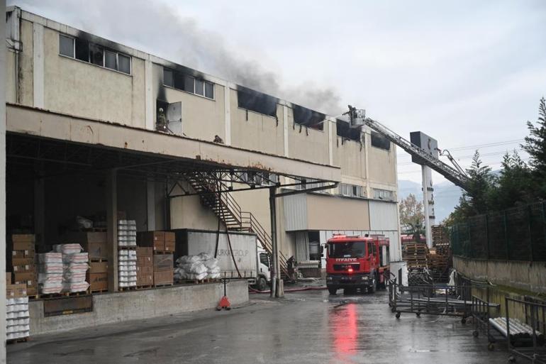 Bursada büyük yangın 30 itfaiye aracıyla 5 saatte kontrol altına alındı