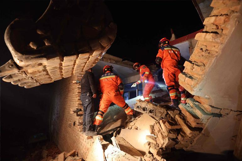 Çinde deprem: En az 118 ölü, 400 yaralı