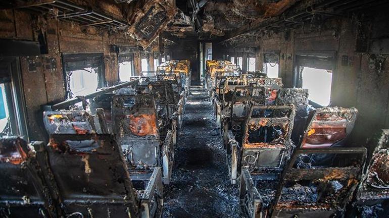 Bangladeşte tren vagonları ateşe verildi
