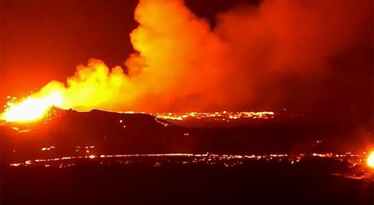 Son dakika: İzlandadaki yanardağ alev alev Ateşten nehir oluştu