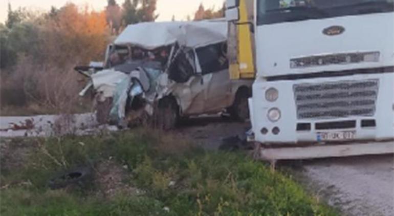 Osmaniyede feci kaza Minibüs ile TIR çarpıştı: 2 ölü, 2 yaralı
