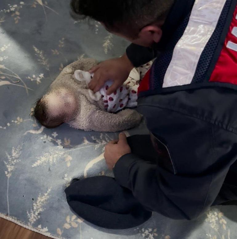 Jandarma 4 aylık bebeği böyle hayata döndürdü